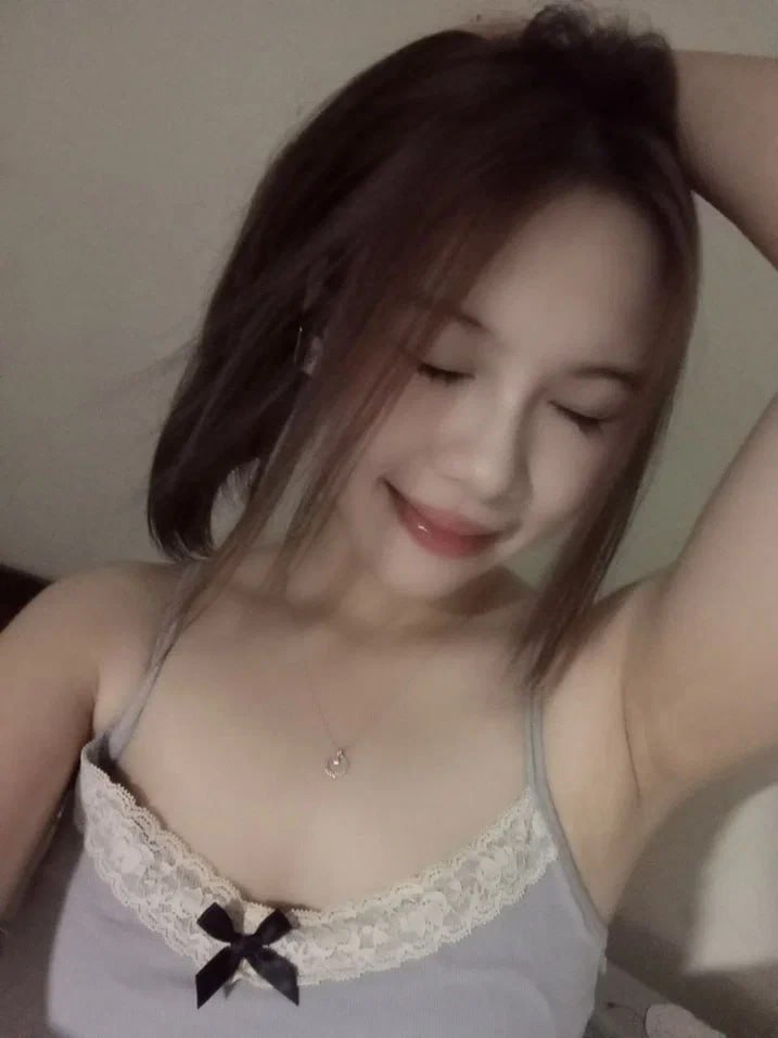 Gái bán dâm thỏa mãn cơn nứng lồn cùng con cặc cứng
