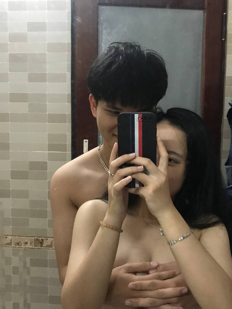 Một tuần sung phê với hai chị em kế khi bố má đi vắng